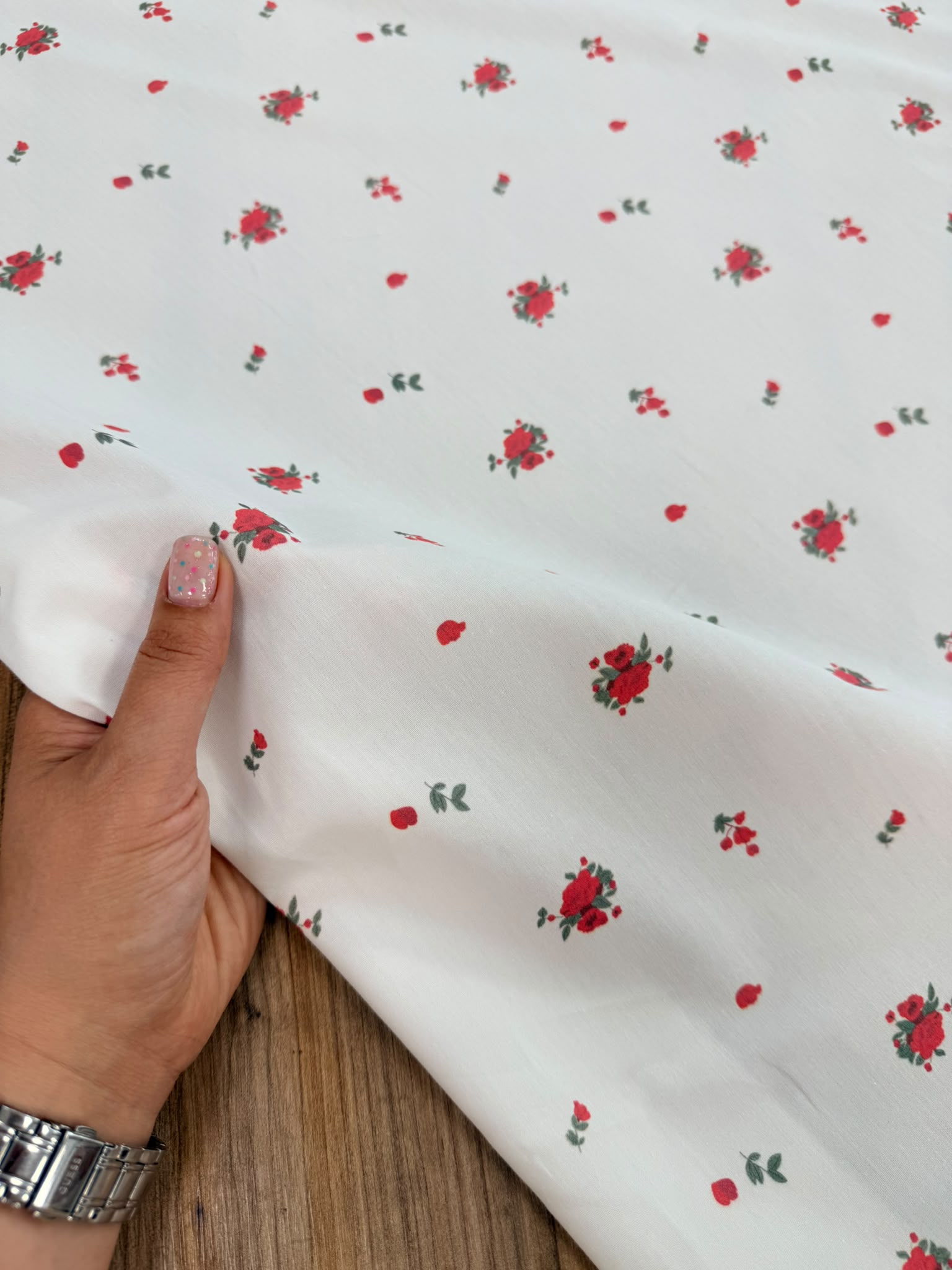 Kırmızı Küçük Gül Desenli Poplin Kumaş | %100 Pamuk 150 cm En