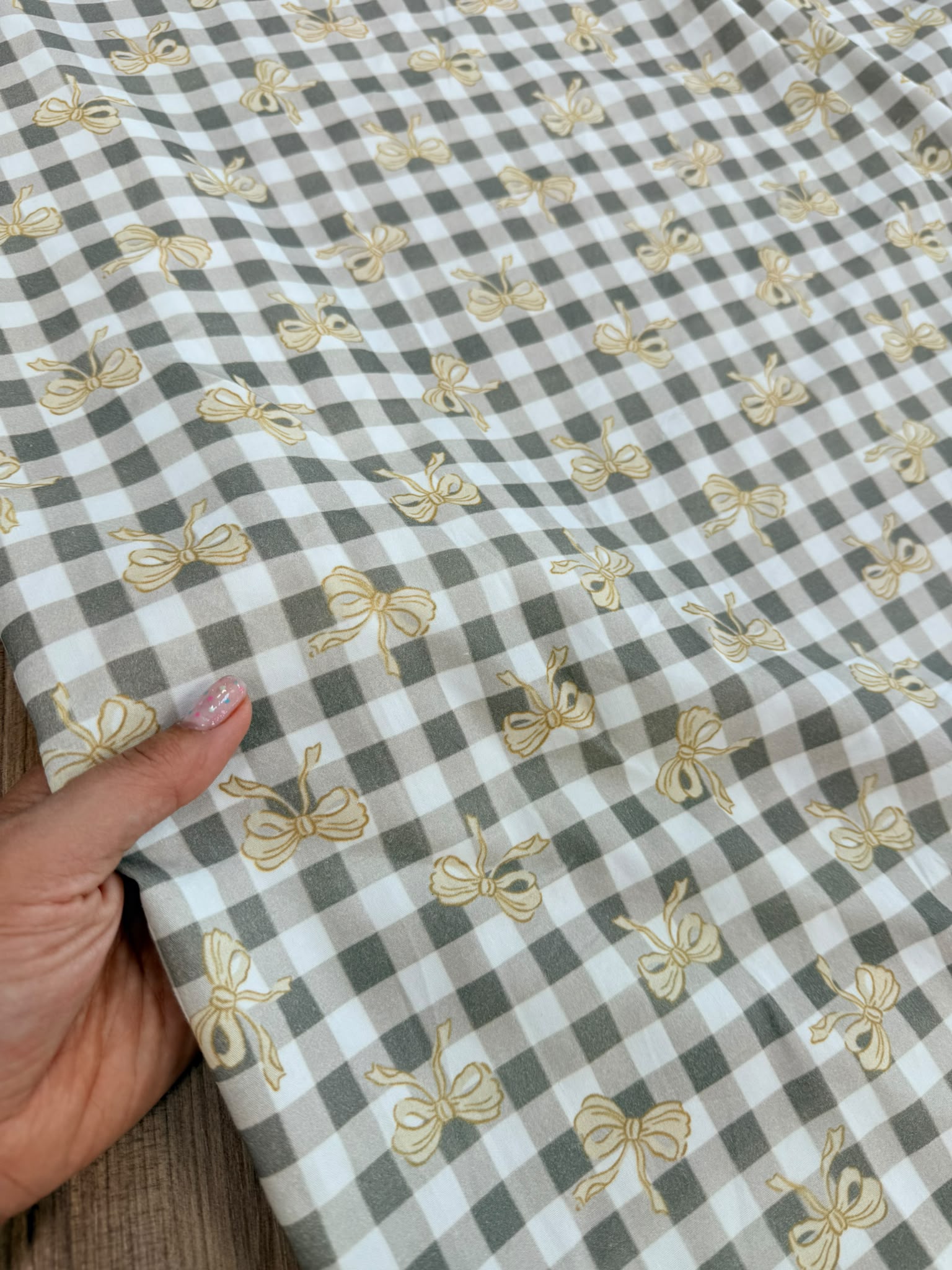 Gri Pötikare Fiyonk Desenli Poplin Kumaş | %100 Pamuk 150 cm En
