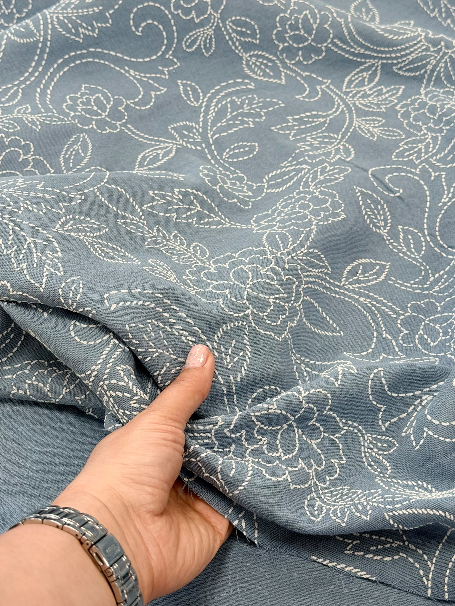 Mavi Gri Çiçek Nakışlı Müslin Kumaş | İki Katlı %100 Pamuk 150 cm En