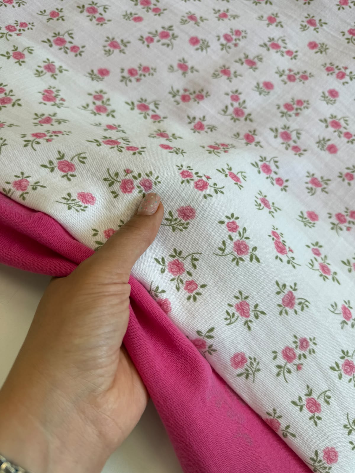 Pembe Gül Desenli Müslin Kumaş | İki Katlı %100 Pamuk 150 cm En